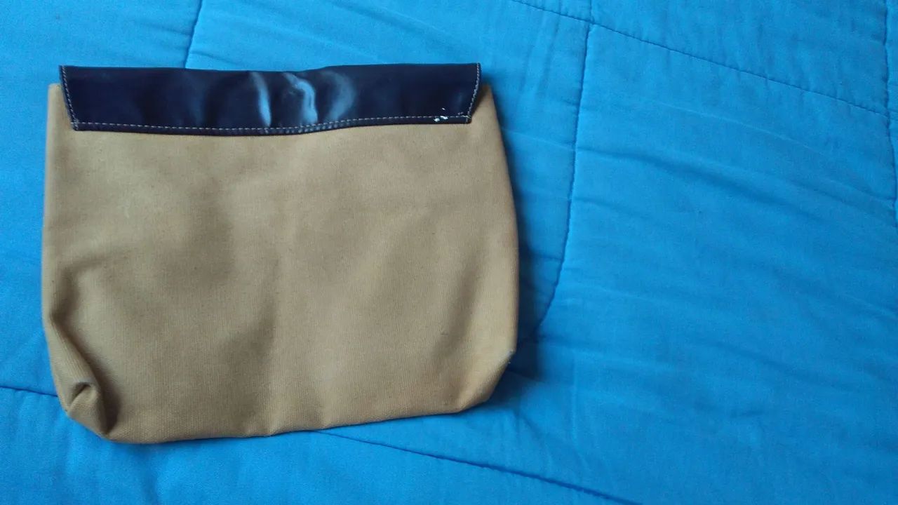 Bolsa de mão bege com detalhe em couro