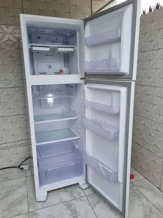 GELADEIRA ELECTROLUX DFN41 DUPLEX FROST FREE PAINEL DIGITAL SEMINOVA  - Foto 4