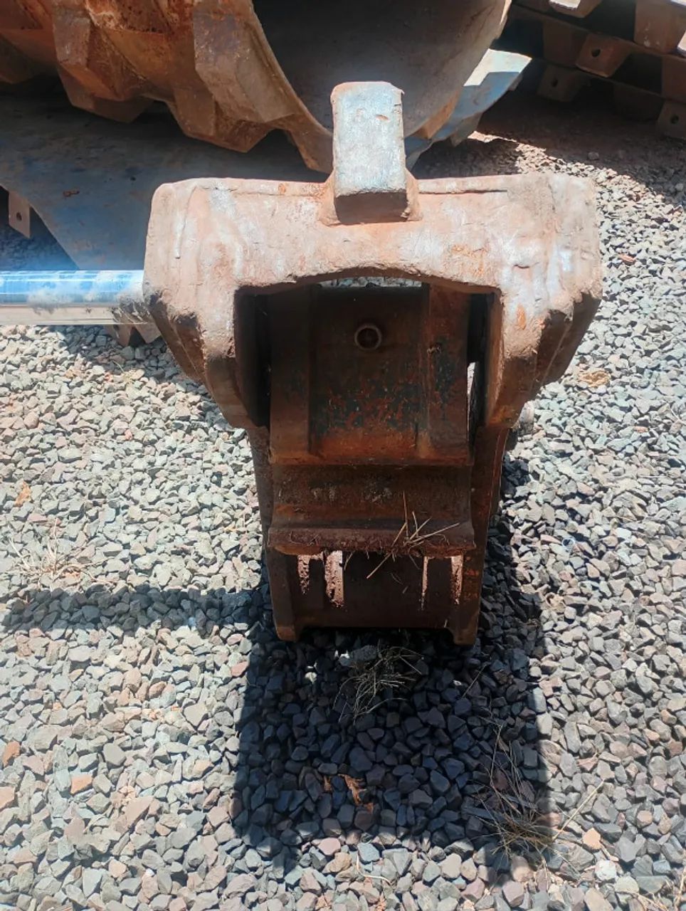 ENGATE RÁPIDO DE IMPLEMENTO - ESCAVADEIRA HYUNDAI 180 