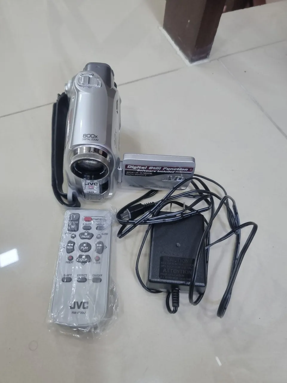 Filmadora JVC com Zoom Digital 800x e Acessórios