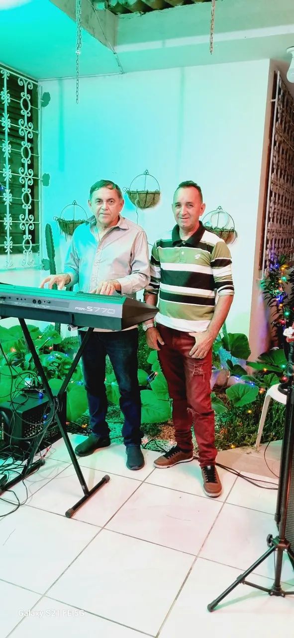 Tecladista vocalista zabumbeiro