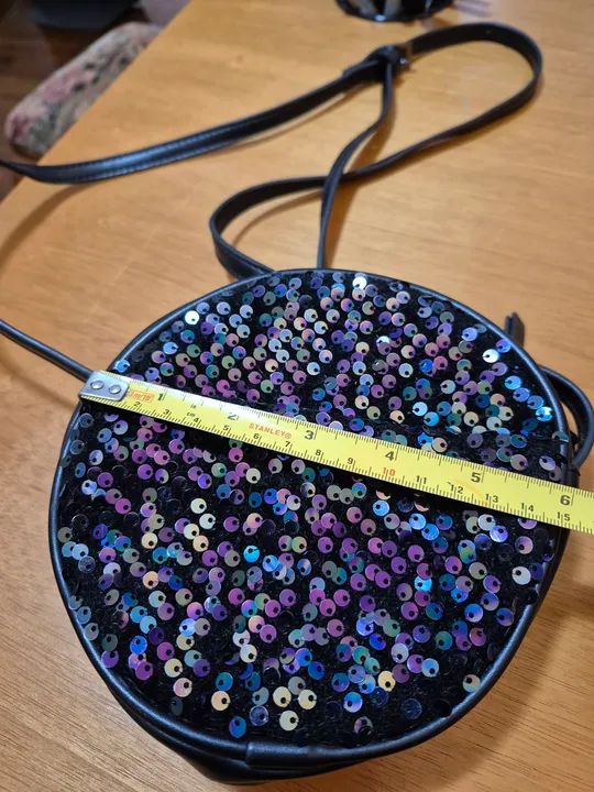 Bolsa redonda parte lantejoula preta Satinato - Foto 5