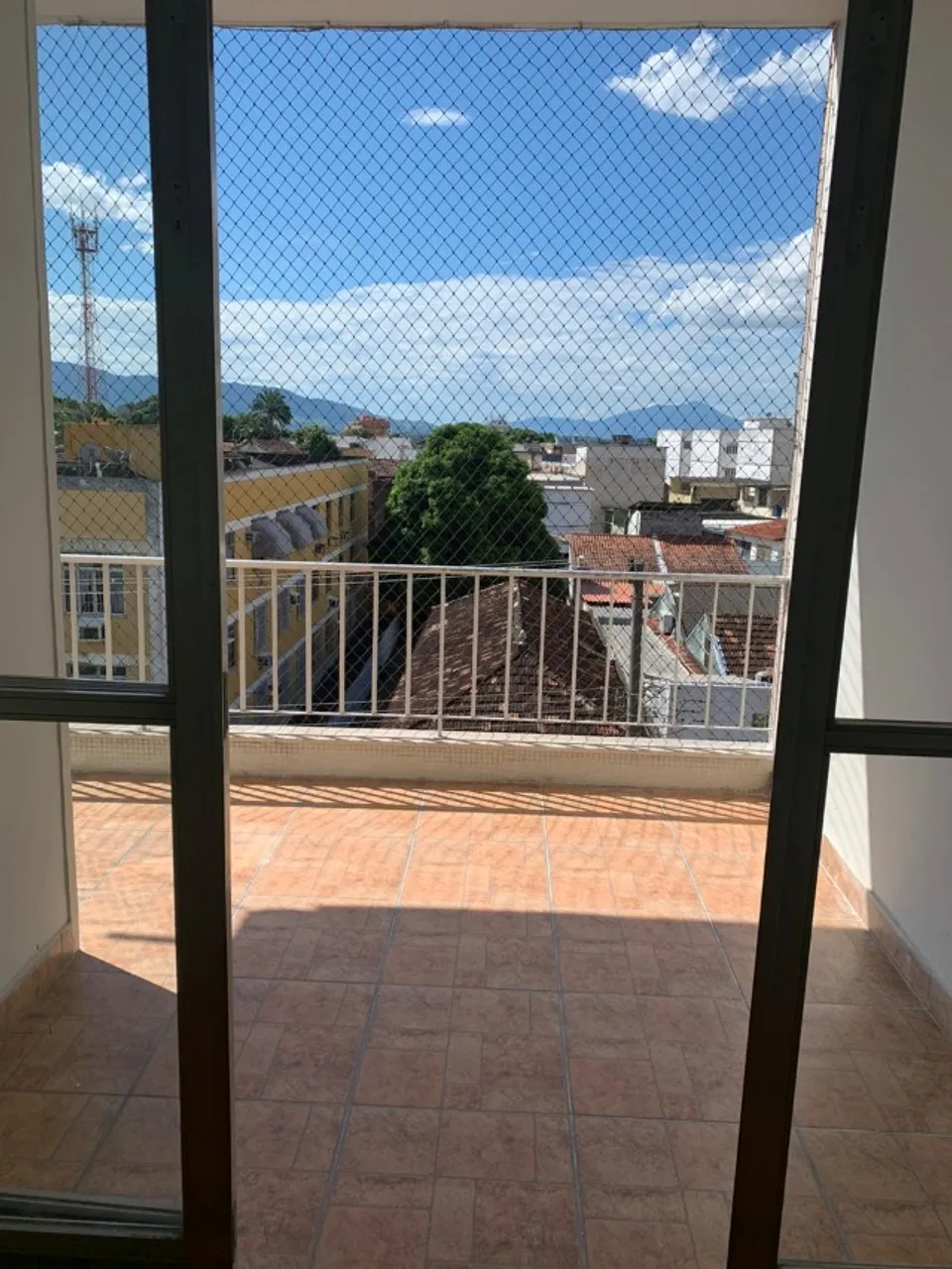 Amplo ap. 02 quartos com varandão-Vila Valqueire (70m²)