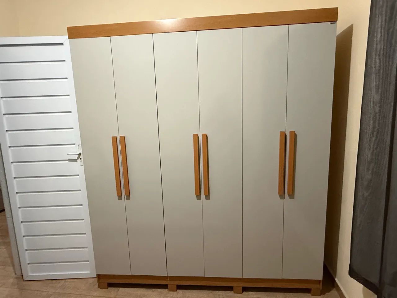 Guarda roupa 6P 2 gavetas 5 meses de uso 