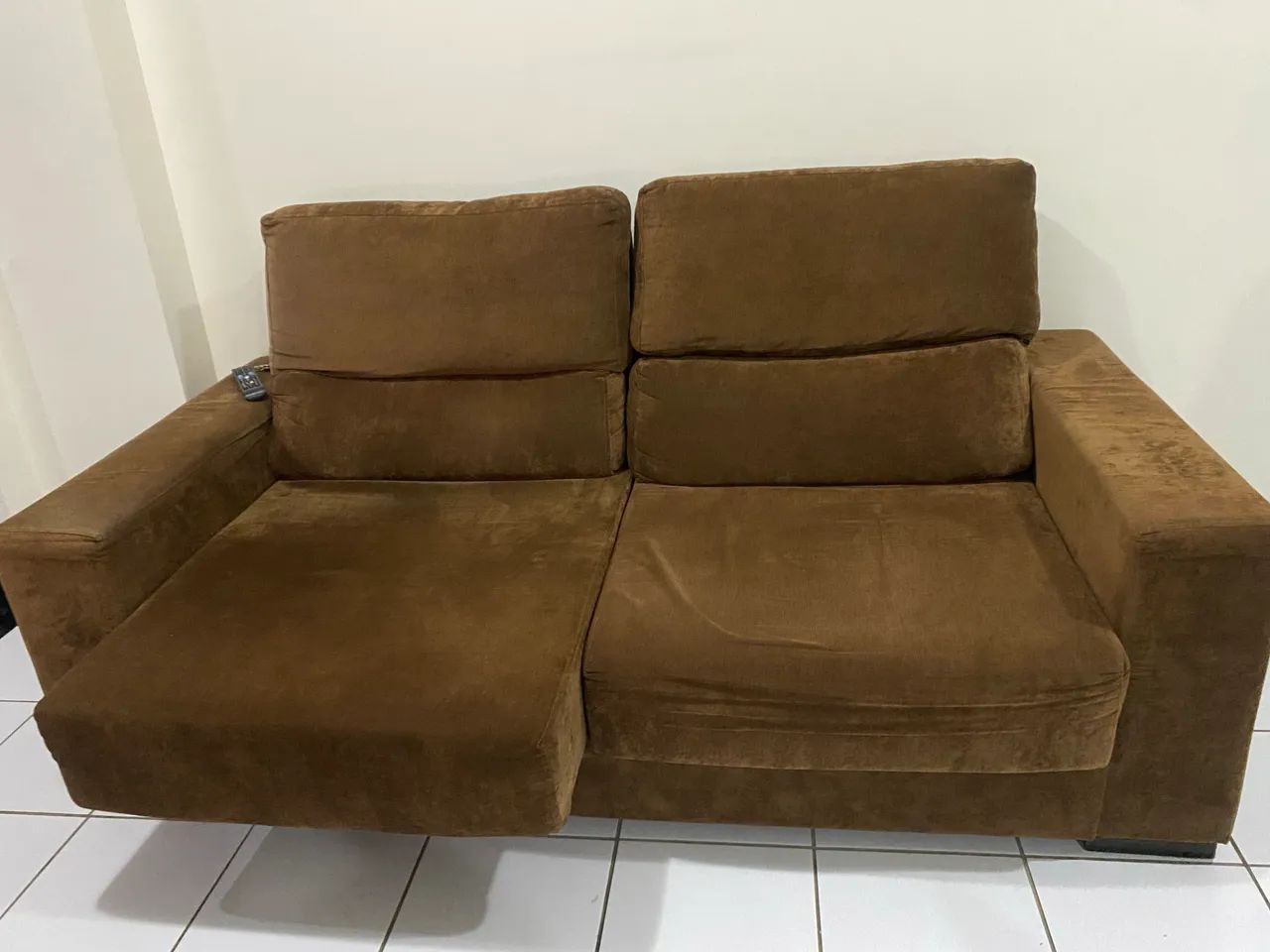 Sofá retrátil marrom dois lugares - Foto 2