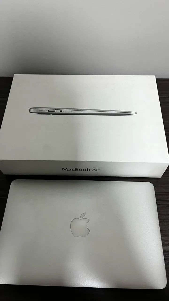 Macbook Air I5, com 8 GB Ram e 256 GB SSD, tela 11 polegadas, com carregador orginal apple