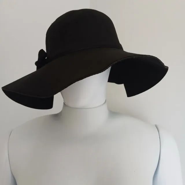 Chapéu de feltro preto tipo Floppy
