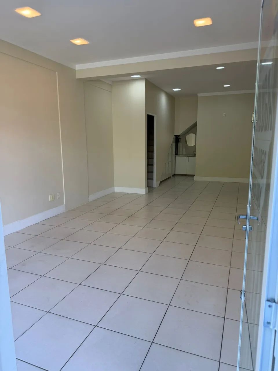 Loja duplex na rua principal do Abraão, parte térrea com bwc e com AP: 41,19 m², mezanino  - Foto 5
