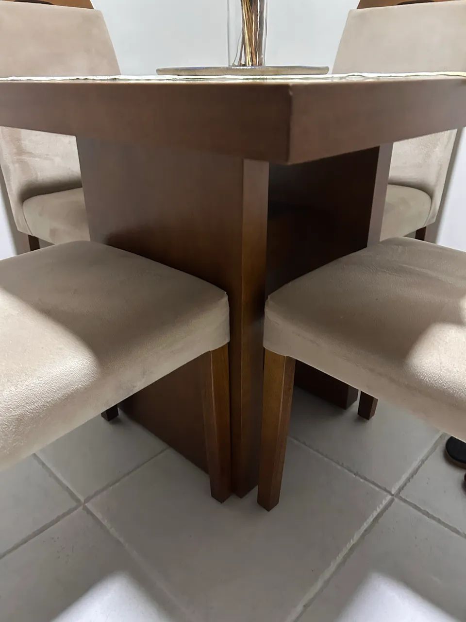 Conjunto de mesa e 4 cadeiras