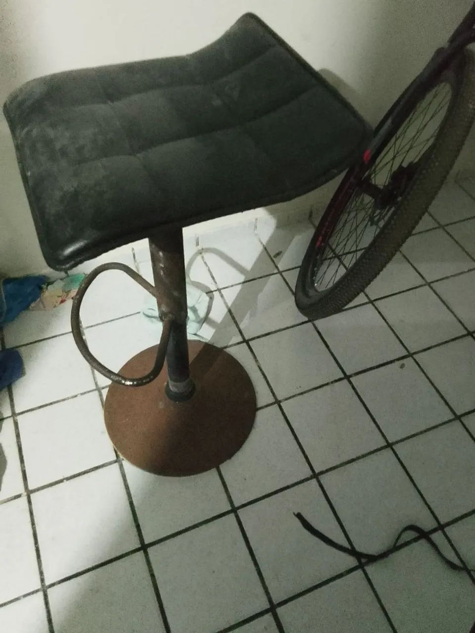 Banqueta Alta Giratória Ajustável Estofada Capitonê Couro - Foto 2