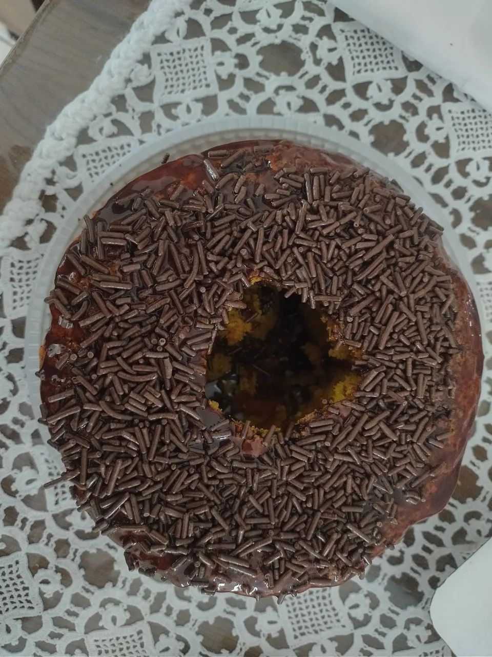 Bolo natural de 20cm de cenoura com cobertura de chocolate 