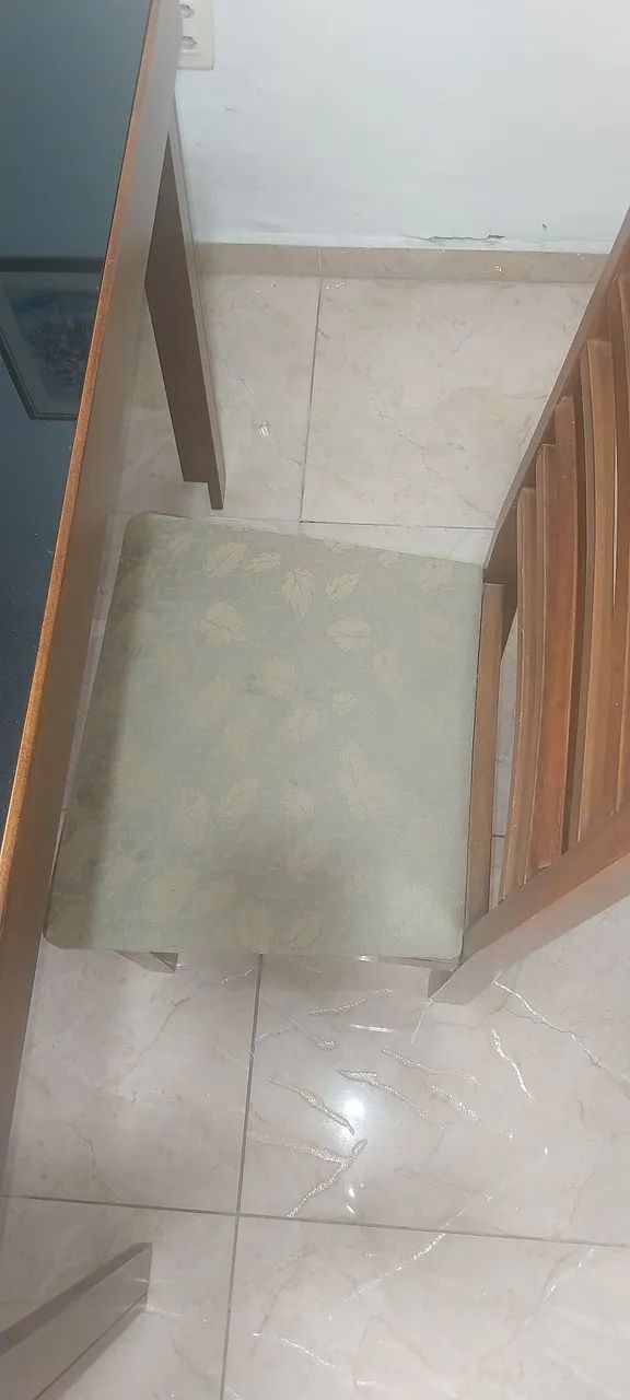 Mesa com quatro cadeiras em madeira com tampo de vidro.  - Foto 3