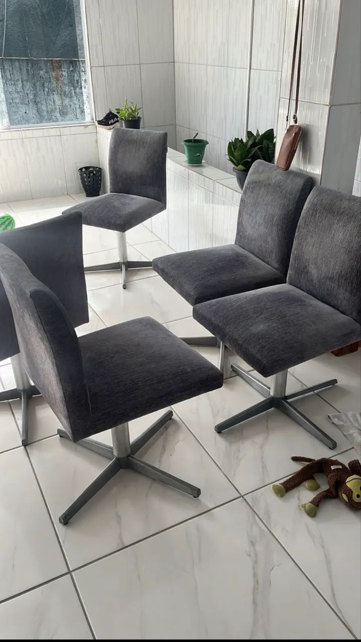 Conjunto 4 cadeias giratórias estofadas e pés de aço 