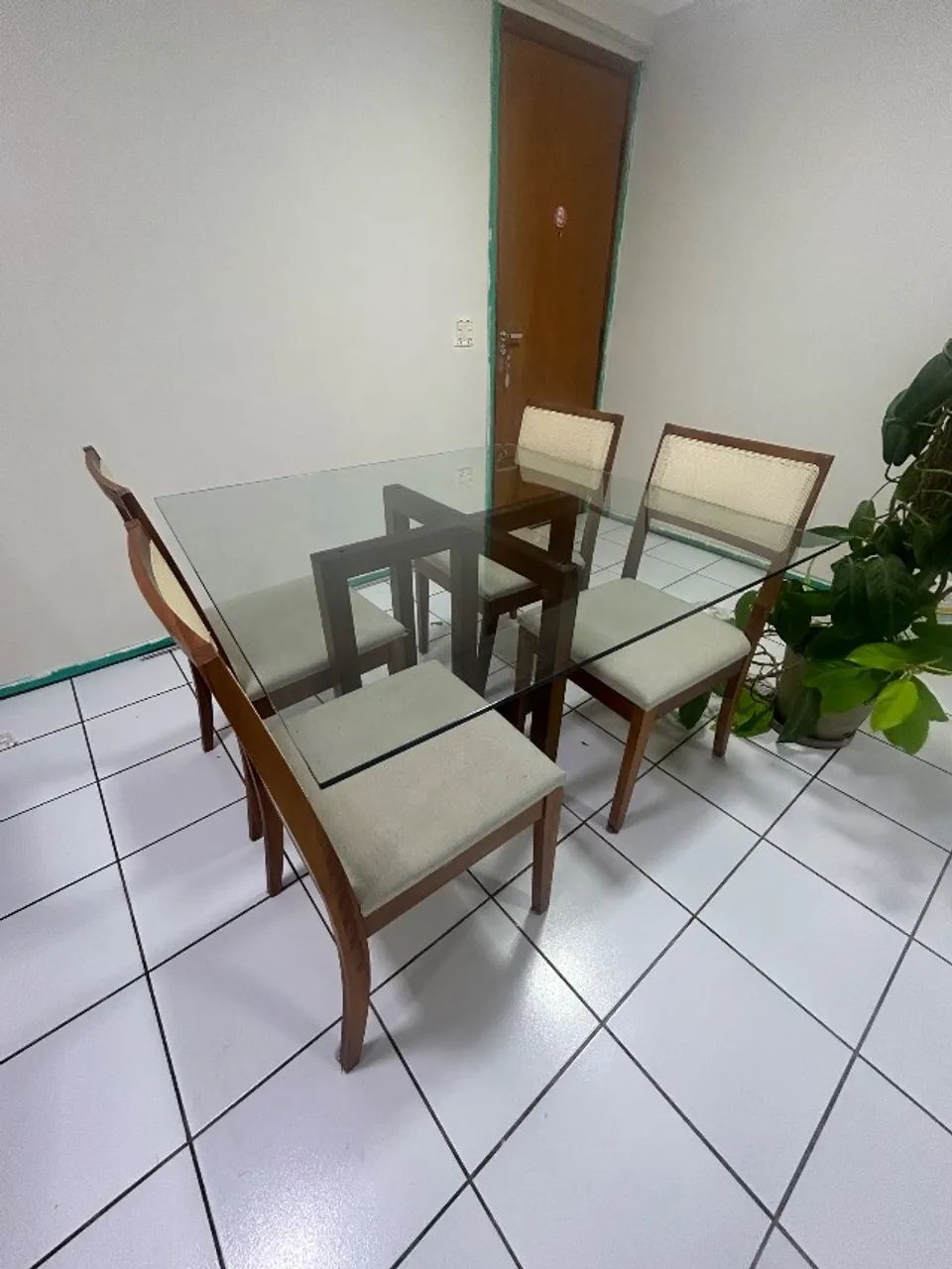 Mesa de jantar com 4 cadeiras 