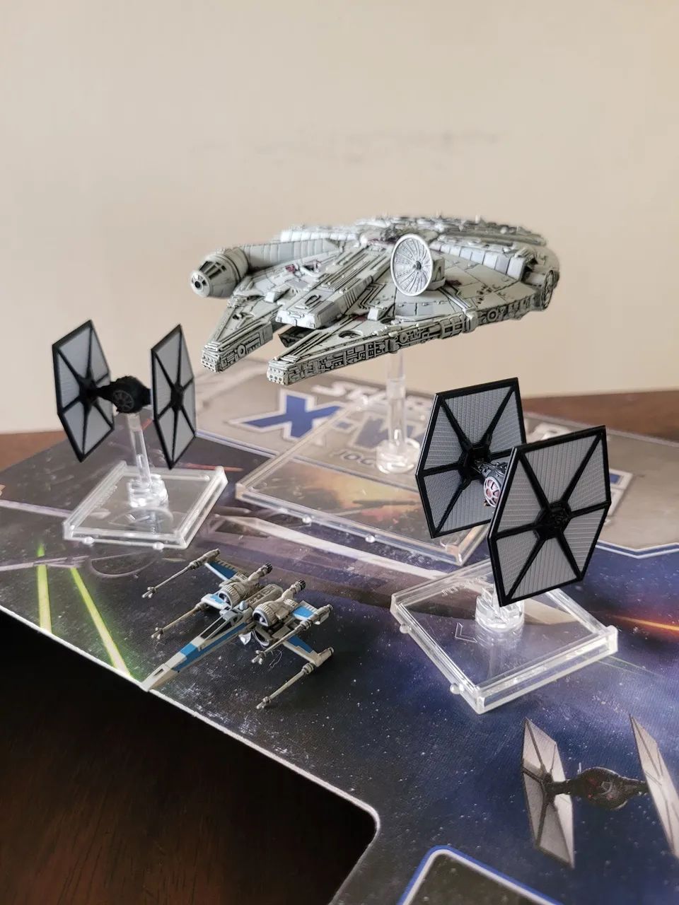 Jodo de miniaturas X-Wing + Millenium Falcon