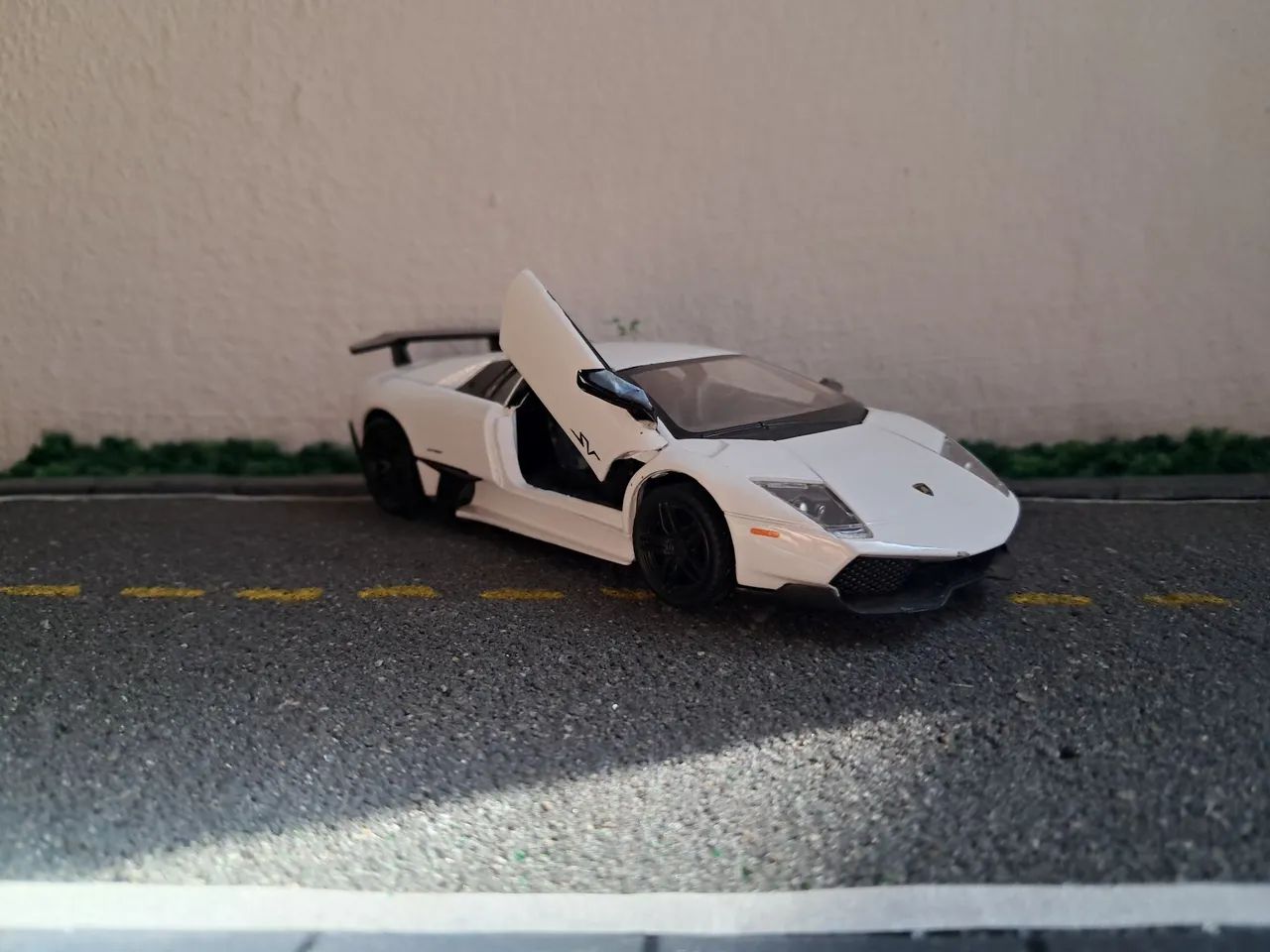 miniatura lamborghini murcielago branca 1/38 - Hobbies e coleções