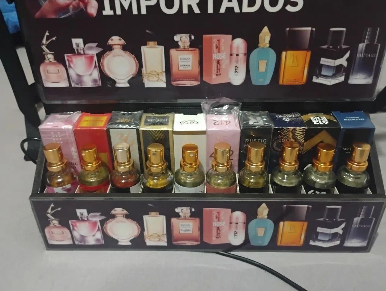 Lojinha perfumes com LED mais 10 perfumes 300,00