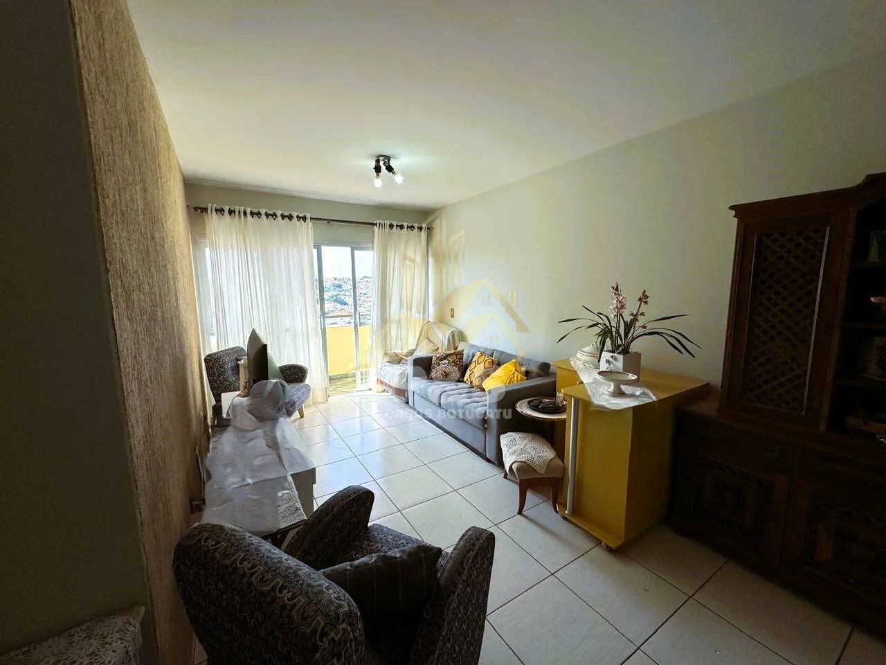 Apartamento com 102 m2, sala dois ambientes, 3 quartos e sacada no centro. - Foto 2