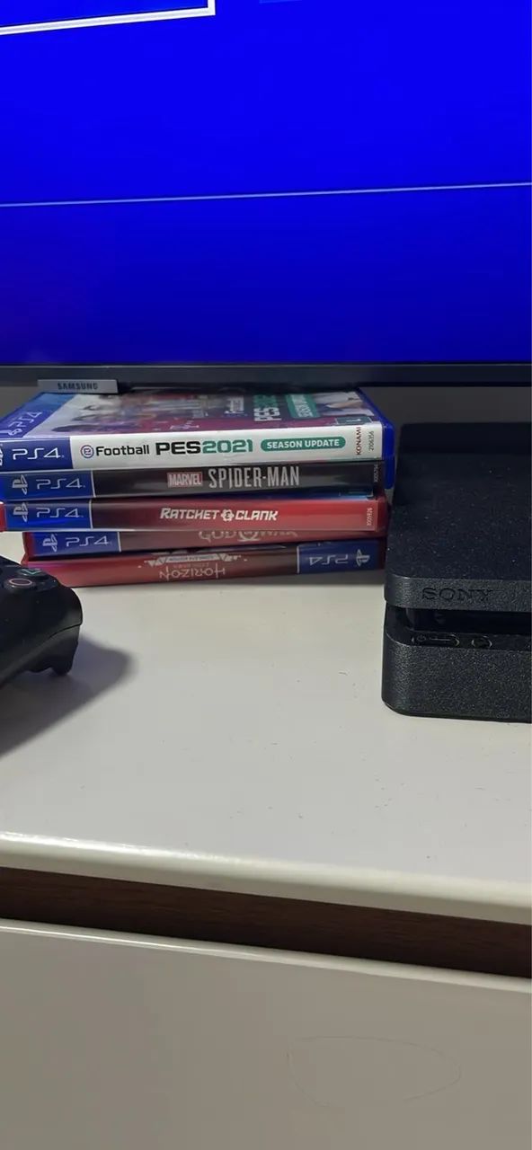 PS4 com 2 controles e 5 jogos