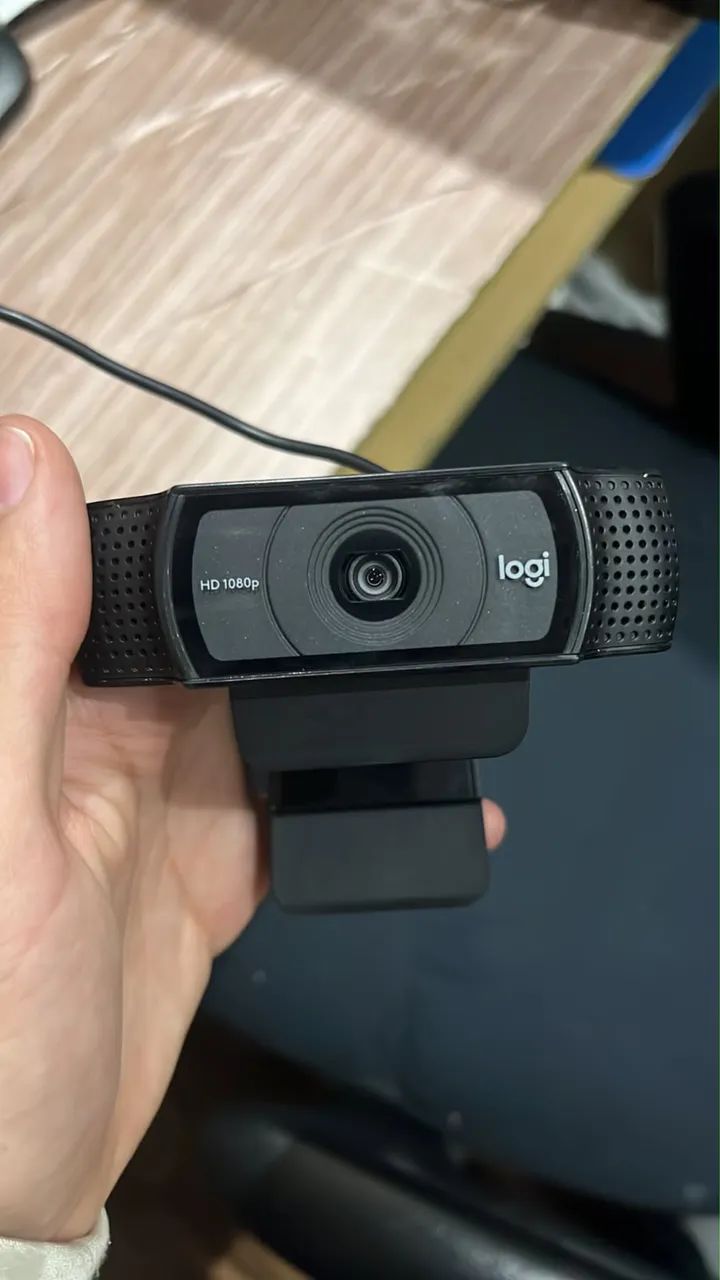 Monitor LG e câmera da logi 
