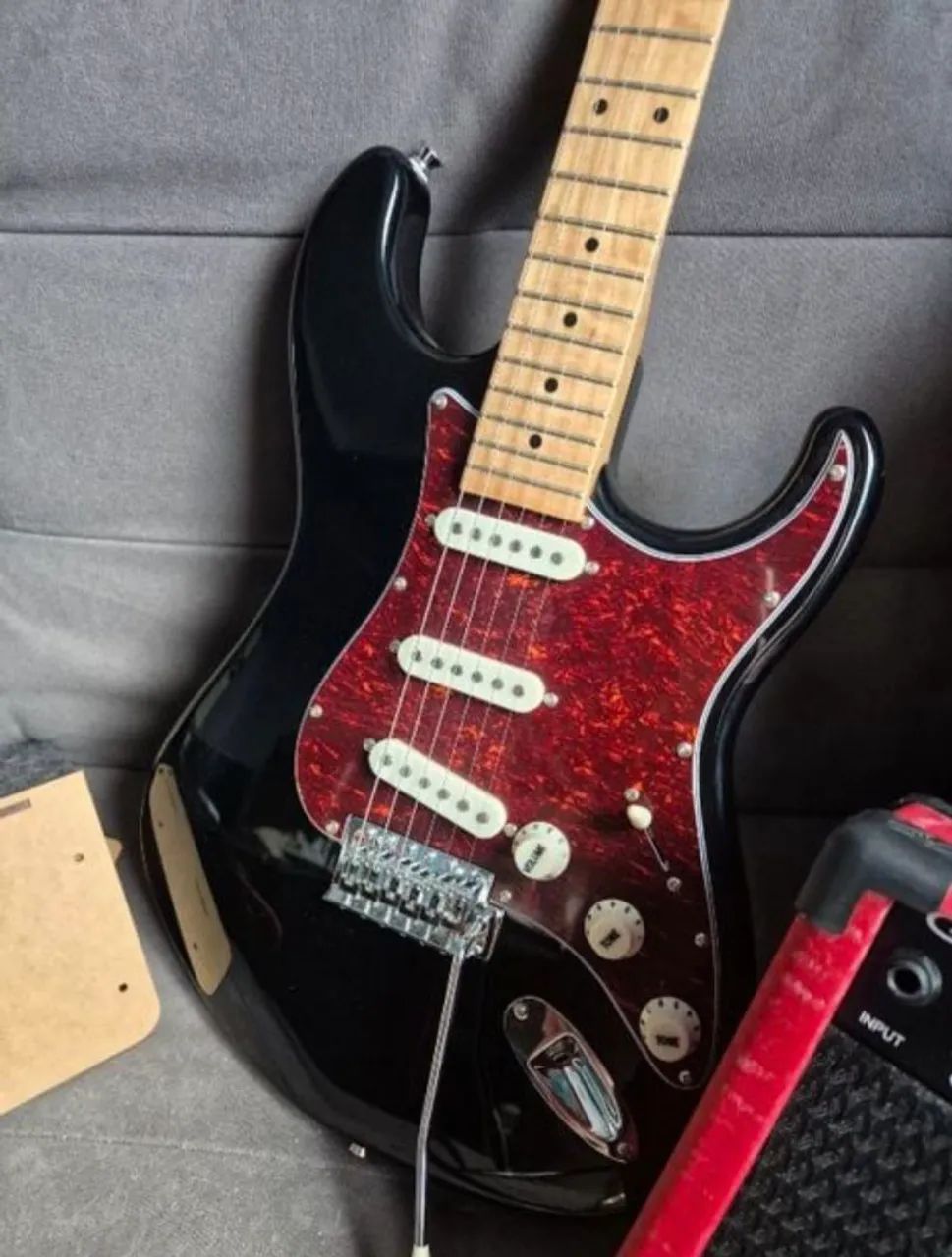 guitarra stratocaster tagima tg-300 com amplificador sheldon e capa de couro - Foto 3