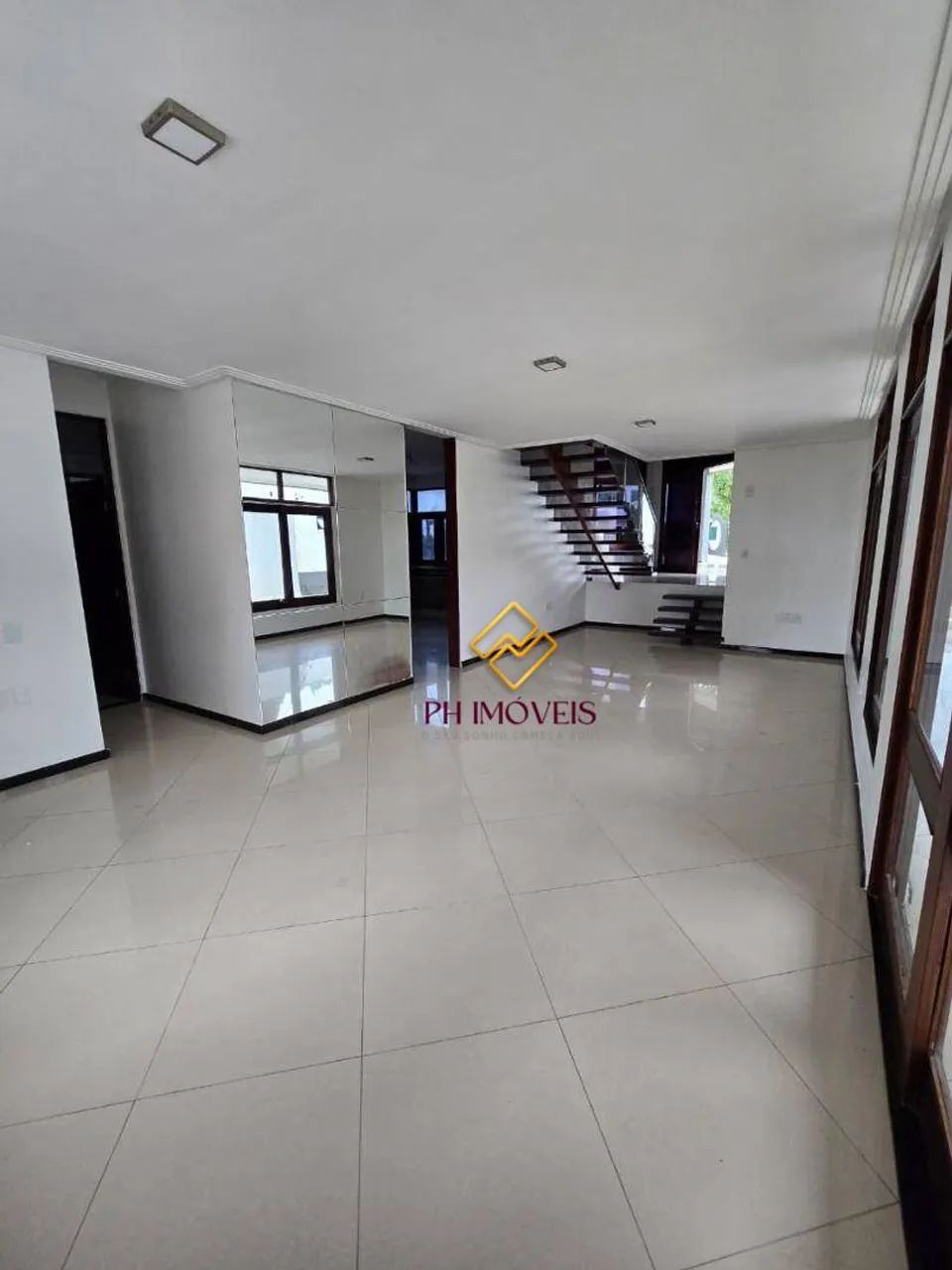 Casa Duplex com Ampla Área Externa e 5 dormitórios - 480m² - Foto 4