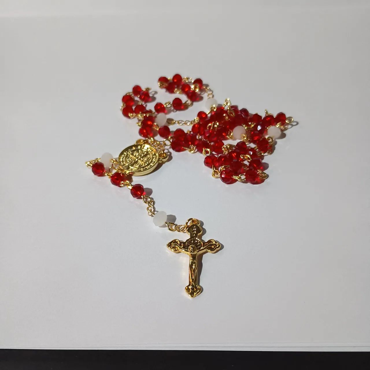Terço com pedras vermelhas parte dourada folheada a ouro 52 cm de comprimento - Foto 3