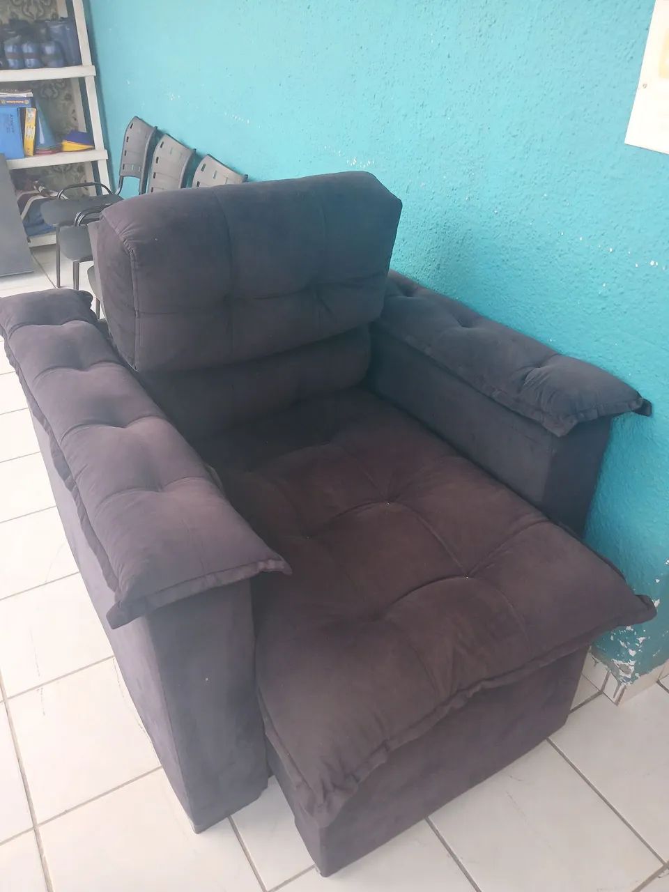 Poltrona preta retrátil revestida em veludo 