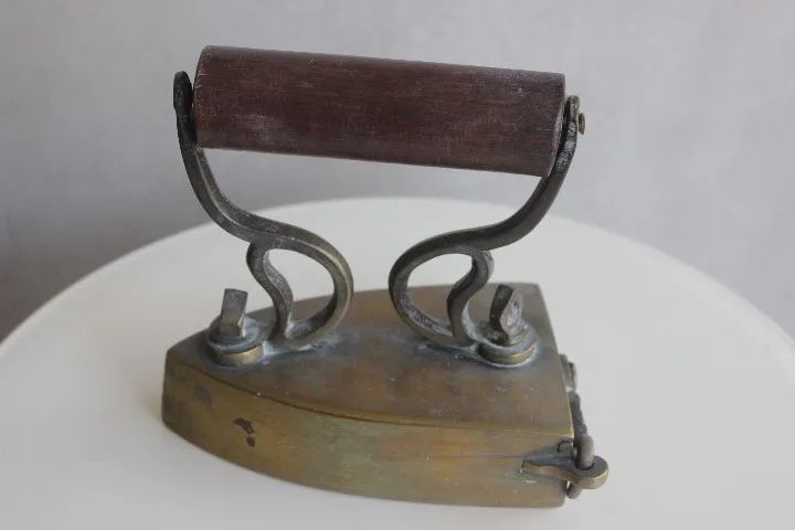 Antigo ferro de passar a brasa (em bronze)