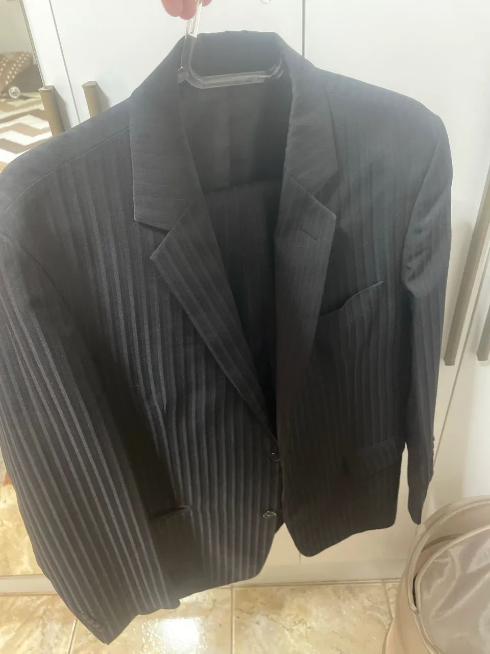 Terno listrado preto da marca Enzo Toscani