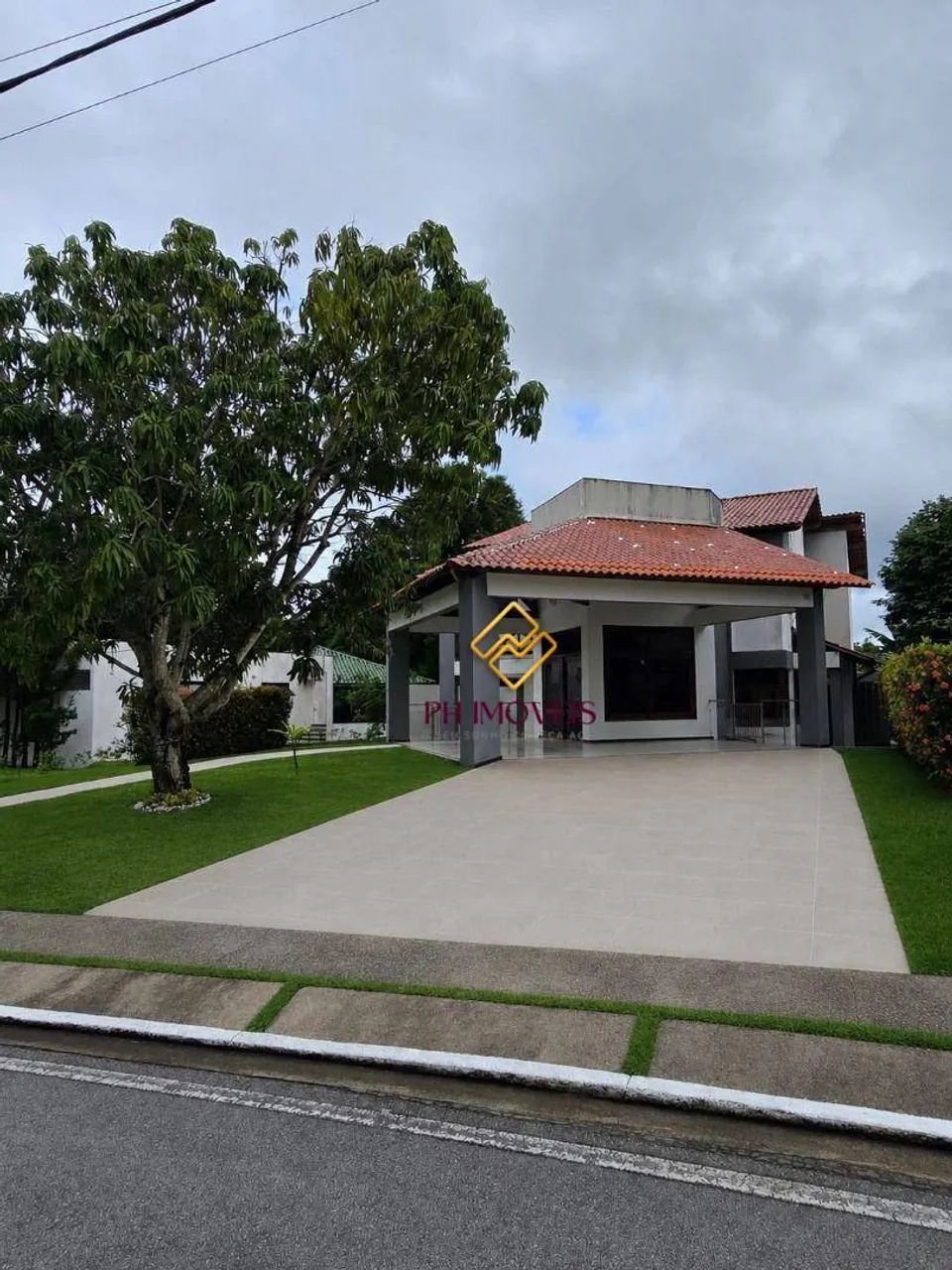 Casa Duplex com Ampla Área Externa e 5 dormitórios - 480m²