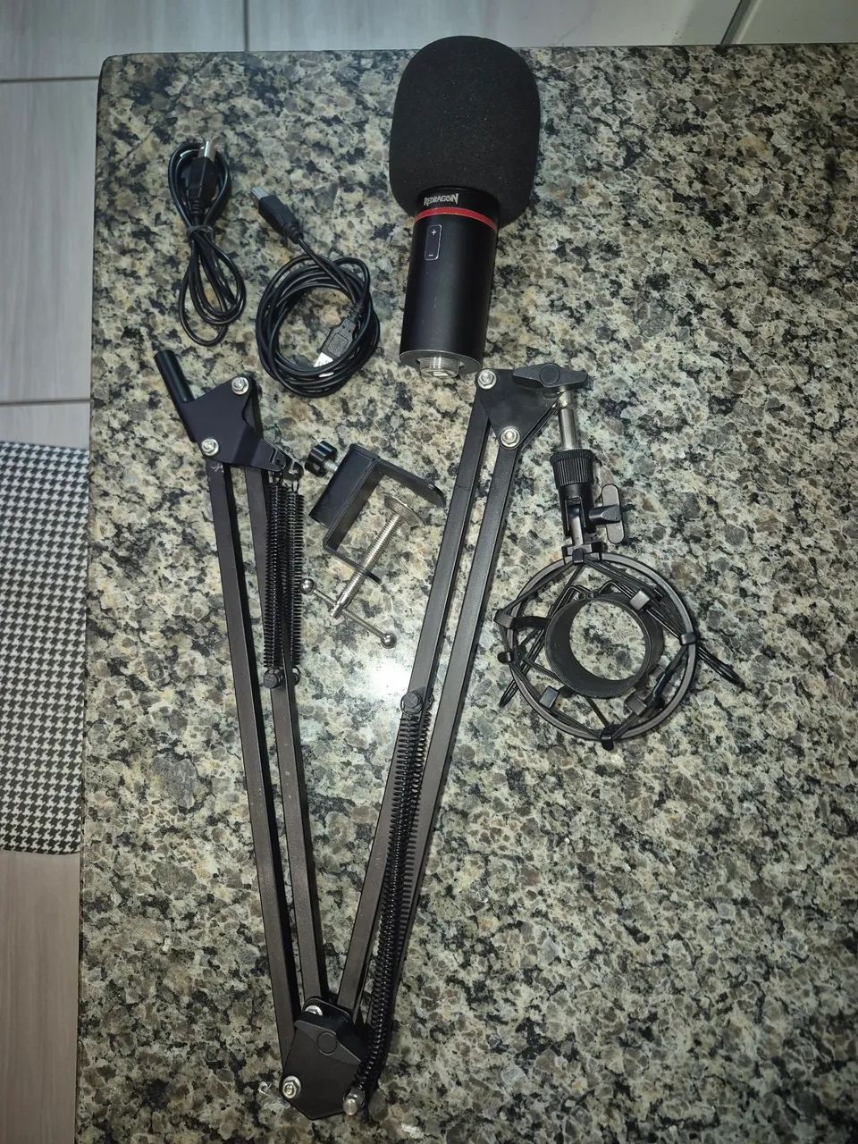 Microfone Redragon GM300 com braço articulado.