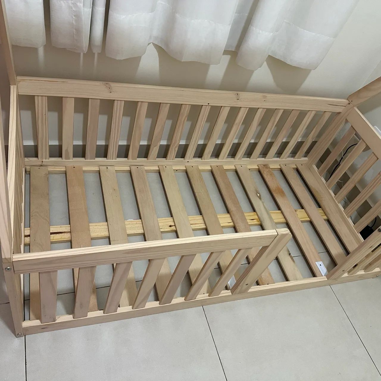 Mini Cama Montessoriana com Grade e Telhado  Natural/Bege - Foto 2