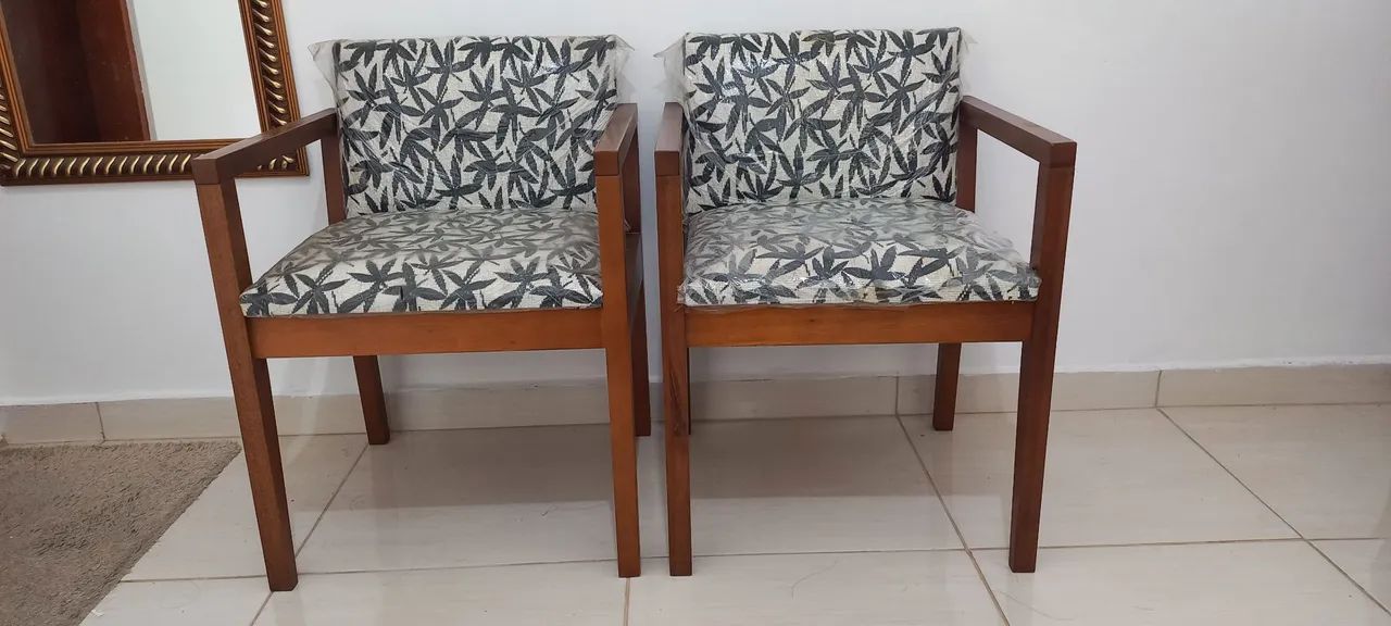 2 Poltronas de madeira - preço imperdível422082094533201922