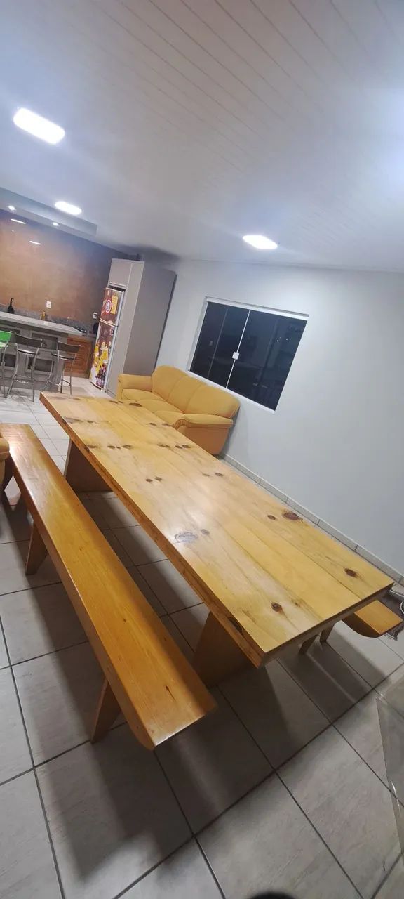Mesa Maciça + 02 Bancos (Pinheiro).