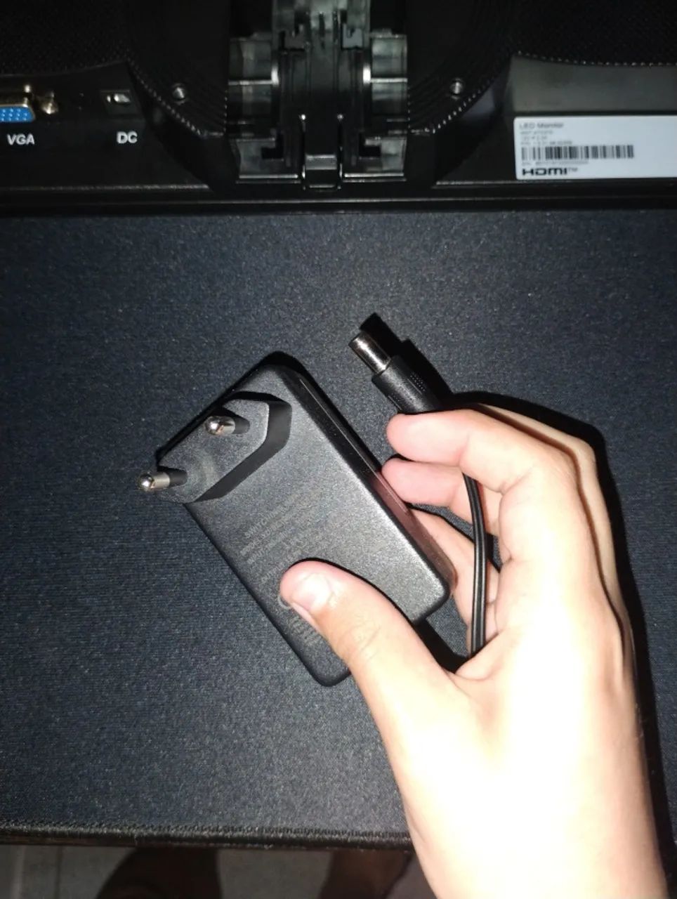 Monitor possui HDMI e DC e o pezinho 