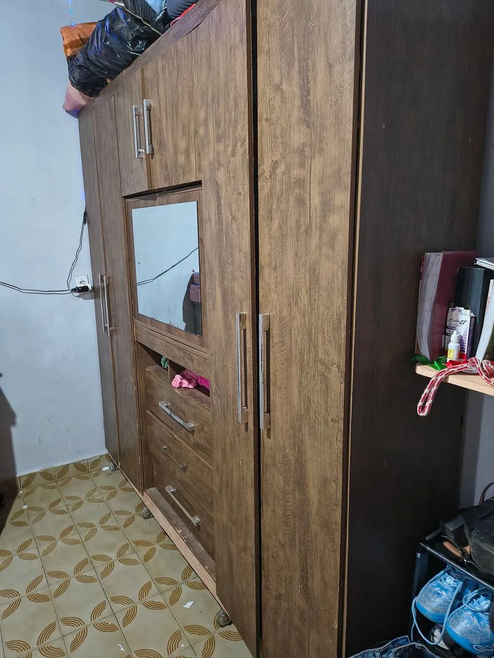 Vendo guarda roupa 6 portas