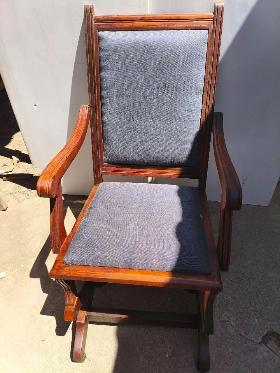 Cadeira de balanço em antiga 