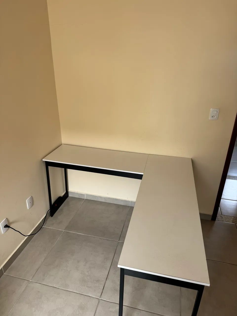 Mesa de estudos em L