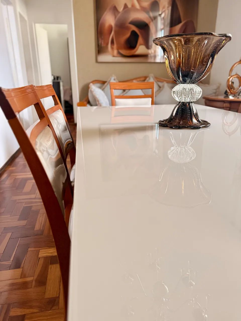 Mesa em madeira com 6 cadeiras plastificada - Foto 5