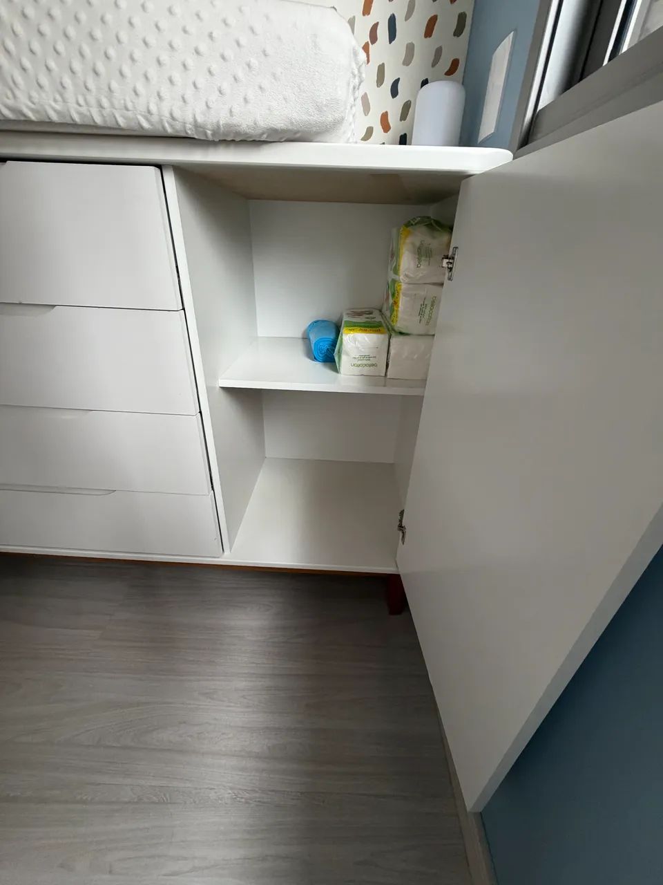 Cômoda branca de bebê  - Foto 2