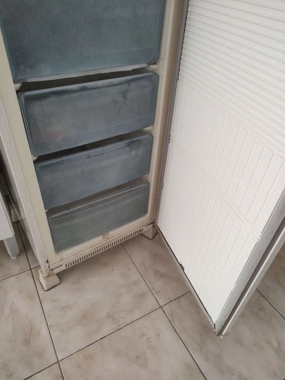 Freezer vertical Eletrolux F250 - Foto 4