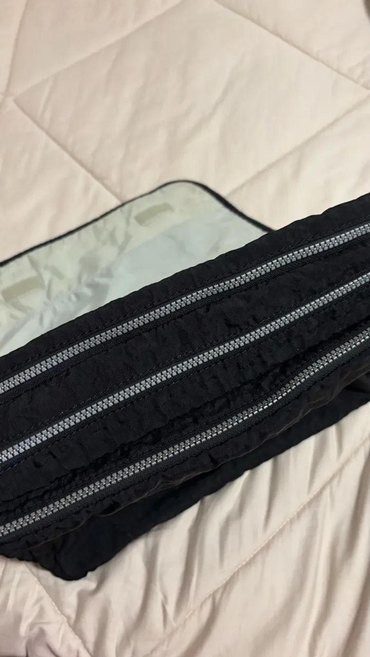 Bolsa Kipling Original Preta Transversal com Vários Compartimentos - Foto 3