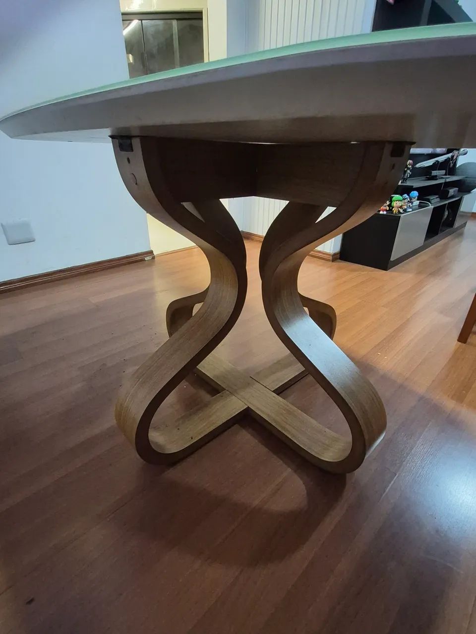 Mesa em madeira maciça com tampo de vidro e 4 cadeiras - Foto 5