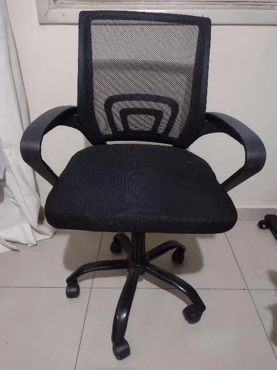 Cadeira preta de escritório ajustável 