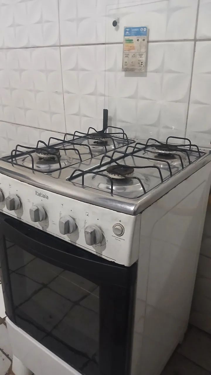 Fogão de 4 bocas pegando tudo 