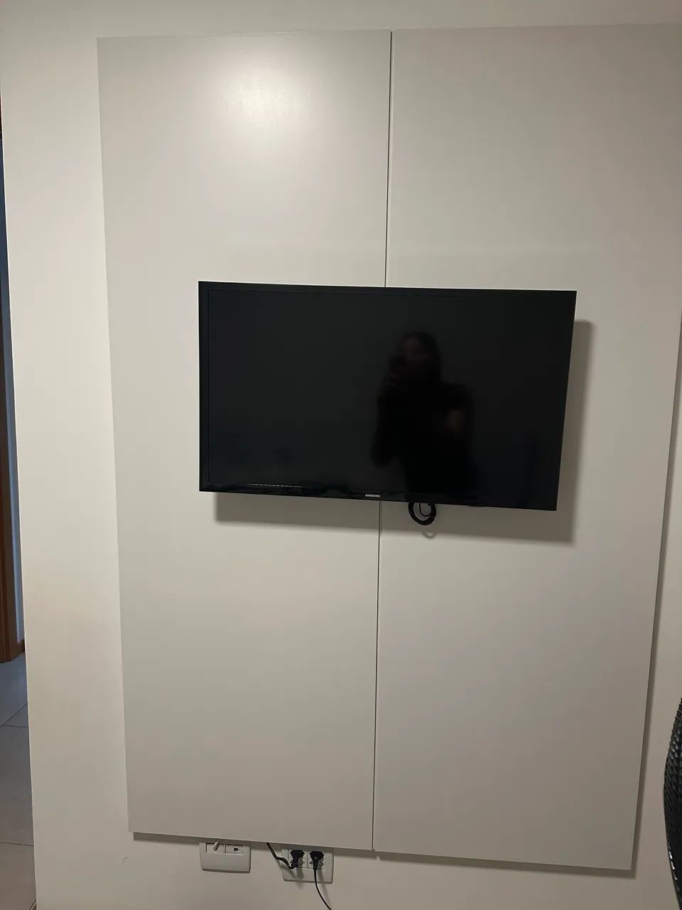 Painel de televisão branco 
