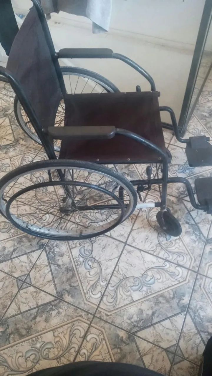Vendo cadeira de rodas - Foto 2