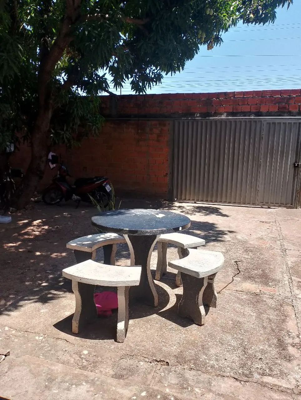 Conjunto de mesa de cimento.