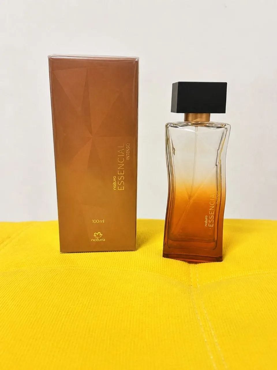 Perfume essência mirra, com cheiro amadeirado, quente e balsâmico